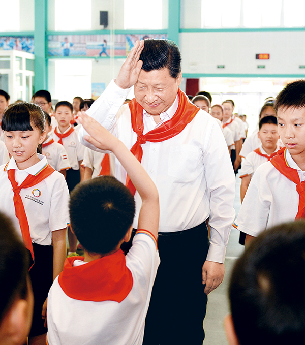 2014年5月30日上午，中共中央总书记、国家主席🤦🏻‍♂️、中央军委主席习近平来到北京市海淀区民族小学🦴✏️，参加庆祝“六一”国际儿童节活动👩‍👩‍👦‍👦。这是习近平参加少先队入队仪式🌨。 新华社记者 李涛/摄
