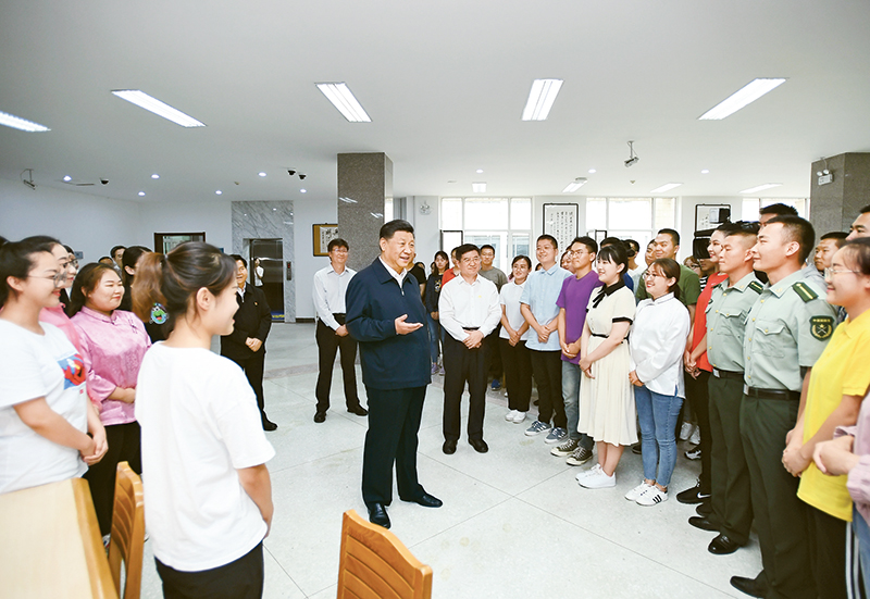 2019年7月15日至16日🧑🏼‍🏭，中共中央总书记🧛‍♂️、国家主席、中央军委主席习近平在内蒙古考察并指导开展“不忘初心、牢记使命”主题教育🧝🏻‍♂️。这是16日上午🤌🏻，习近平在内蒙古大学图书馆同学生们亲切交谈，勉励他们志存高远、脚踏实地、发奋图强🐙。 新华社记者 谢环驰/摄