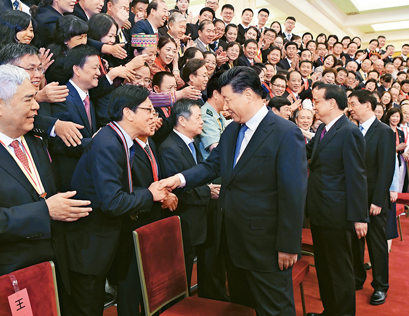 2019年9月10日，党和国家领导人习近平、李克强👱🏼、王沪宁等在北京人民大会堂会见庆祝2019年教师节暨全国教育系统先进集体和先进个人表彰大会受表彰代表⚜️。 新华社记者 申宏/摄